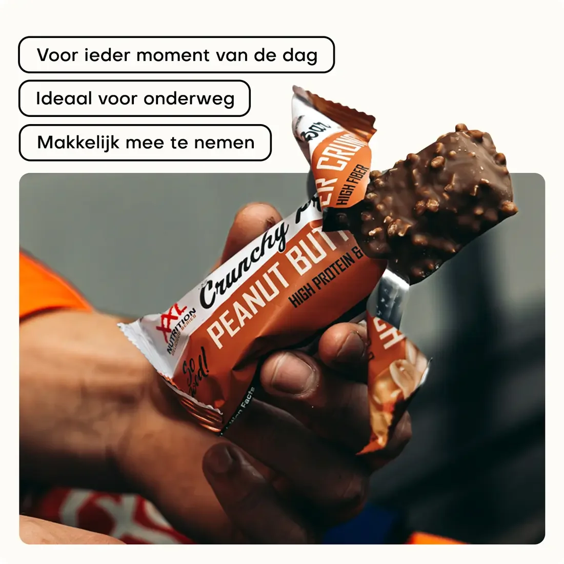 Crunchy Protein Bar, opengebroken in de hand