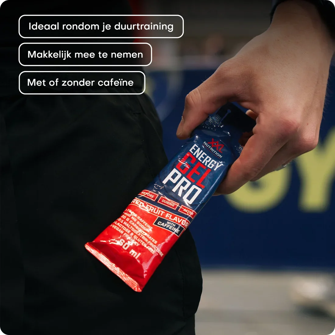 Energy Gel Pro uit de zak tijdens het fietsen
